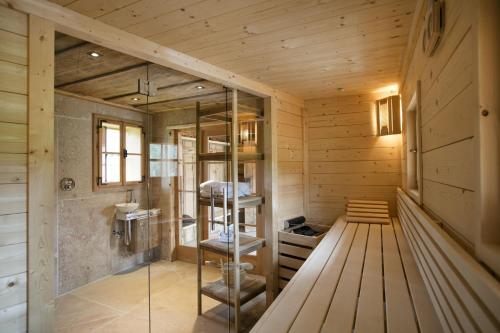 una sauna con paredes de madera y una pared de cristal en Villa Rosen der Villa Liechtenstein, en Altaussee