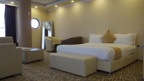 سرير أو أسرّة في غرفة في Holiday Hotel Addis Ababa