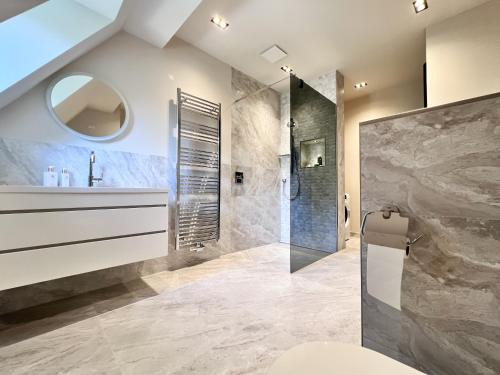 a bathroom with a sink and a shower at außergewöhnliche Ferienwohnung Stadtvilla Plauen in Plauen