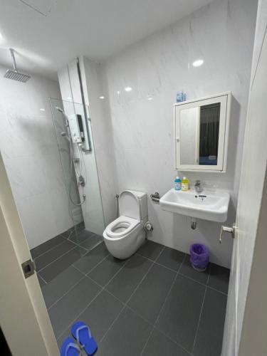 La salle de bains est pourvue de toilettes, d'un lavabo et d'une douche. dans l'établissement Reizz Residence by AFFDECH, à Kuala Lumpur
