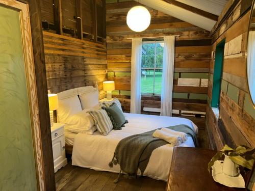 Postel nebo postele na pokoji v ubytování Byron Hideaway