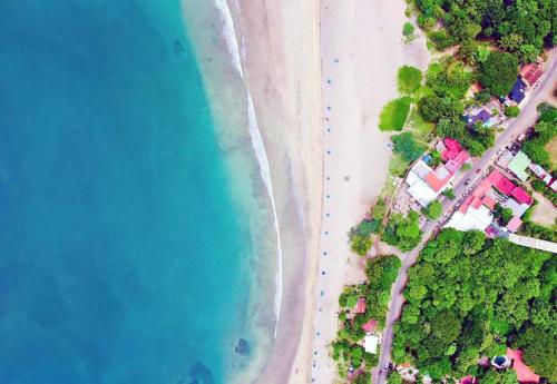 una vista aérea de una playa y el océano en Surf Ranch Tamarindo, en Tamarindo