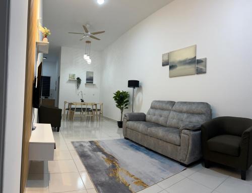 uma sala de estar com um sofá e uma mesa em SSR312/S2TOWN/3R2B HOMESTAY em Seremban