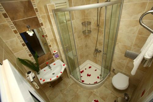 Ett badrum på Turk Hotel