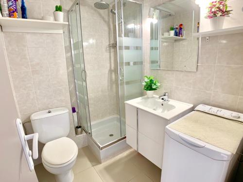 ein Bad mit einer Dusche, einem WC und einem Waschbecken in der Unterkunft Apartment VISTA BAHIA 23 -3 SEA VIEW Empuriabrava in Empuriabrava