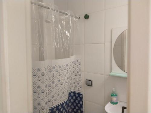 Ванная комната в Apartamento aconchegante no centro de Cabo Frio