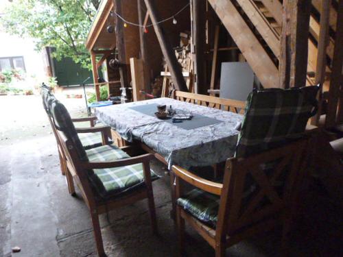 mesa de comedor con sillas y mesa en Ferienwohnung Familie Mergner, en Bad Langensalza