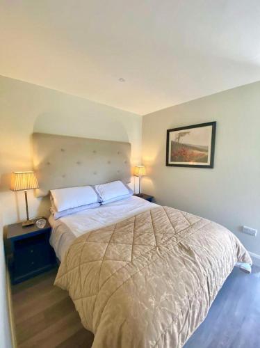 Ліжко або ліжка в номері Impeccable 1-Bed Apartment in gated secure setting