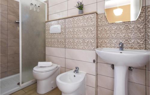 La salle de bains est pourvue de toilettes et d'un lavabo. dans l'établissement Nice Apartment In Gizzeria With Kitchen, à Gizzeria