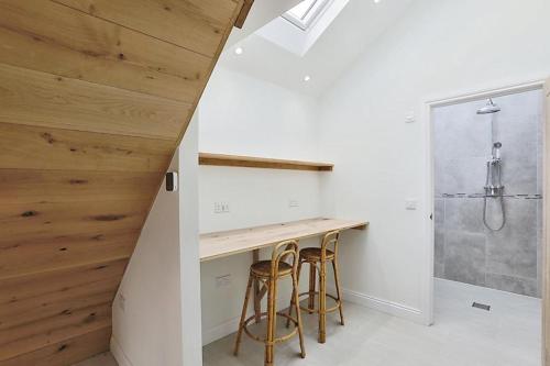 La salle de bains est pourvue d'une coiffeuse avec tabourets et d'une douche. dans l'établissement Luxury Cotswold Cottage with hot tub in Stow on the Wold!, à Stow-on-the-Wold