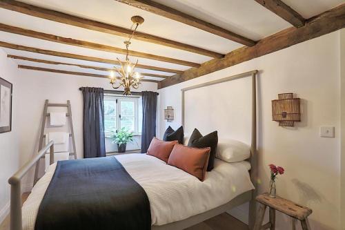 1 dormitorio con 1 cama grande en una habitación en Luxury Cotswold Cottage with hot tub in Stow on the Wold!, en Stow on the Wold