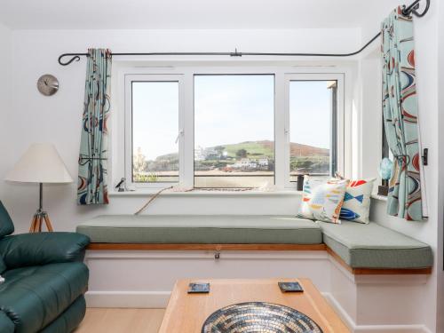 a window seat in a living room with two windows at 4 Burgh Island Causeway in Kingsbridge