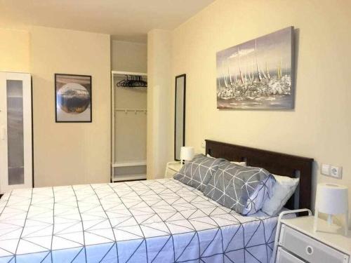 ein Schlafzimmer mit einem großen Bett in einem Zimmer in der Unterkunft Encanto Asturiano 