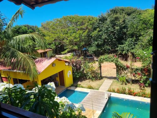 - Vistas a la piscina desde la casa en Iduna Hostel en Pipa