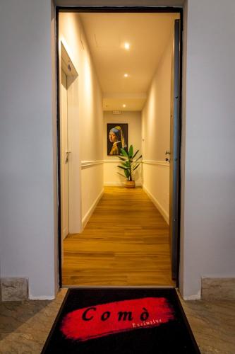 a hallway with a red rug on the floor at COMÓ EXCLUSIVE in Aprilia