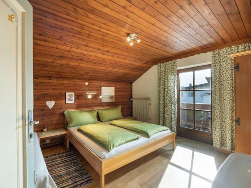 カルテンバッハにあるHaus Sabine Brauneggerの木製の天井のベッドルーム1室(ベッド1台付)
