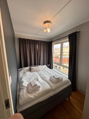 um quarto com uma cama com duas toalhas em Super Central 3-bedroom apartment em Oslo