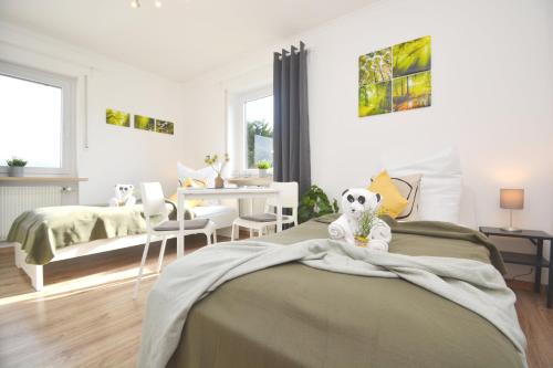 ein Schlafzimmer mit einem Bett mit einem Teddybär drauf in der Unterkunft BA02-RI Apartment bei Bamberg in Reckendorf