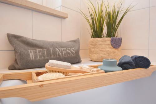 a wooden shelf with towels and a pillow and a plant at BA02-RI Apartment bei Bamberg in Reckendorf