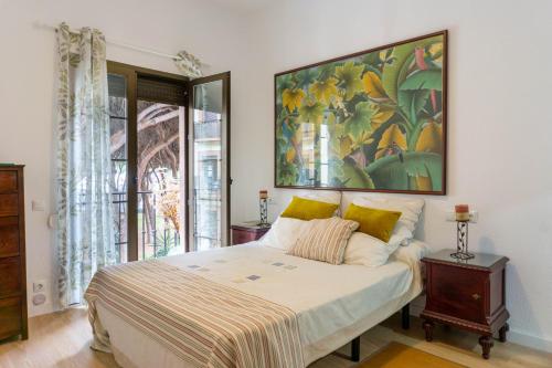 1 dormitorio con 1 cama y una pintura en la pared en Apartment Alhamar Beach Mijas, en Mijas
