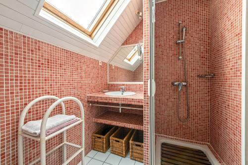 カマレ・シュル・メールにあるMeublé De Tourisme Acantheのバスルーム(シャワー、洗面台、ガラス張りのシャワー付)