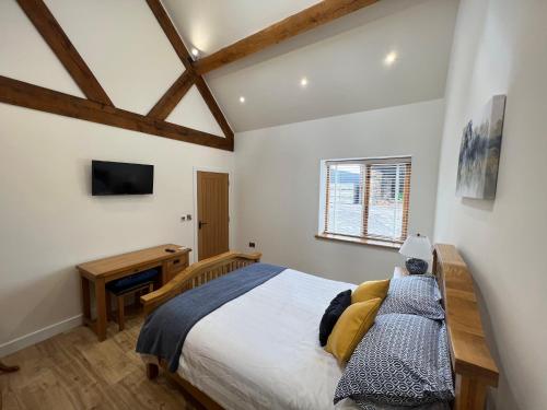 1 dormitorio con 1 cama y TV en The Little Dairy en Stourbridge