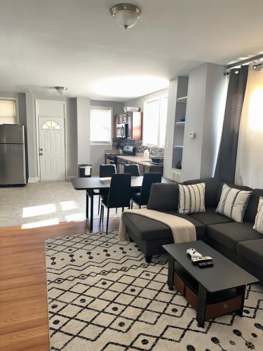 sala de estar con sofá y mesa en Experience Charm City in this Stunning Gem! en Baltimore