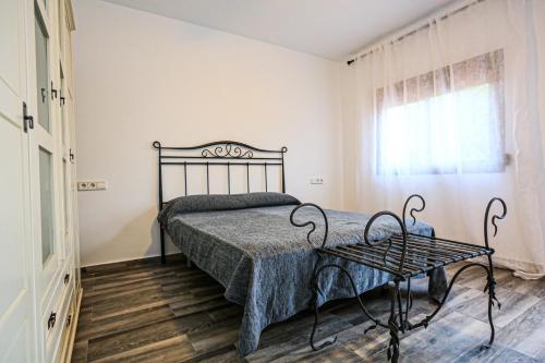 sypialnia z łóżkiem i stołem w obiekcie La Higuerita ONLY FAMILES w mieście Vilaseca de Solcina
