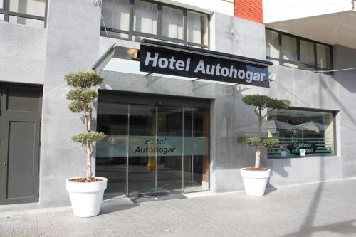 una señal de autoridad del hotel frente a un edificio en Hotel Best Auto Hogar, en Barcelona