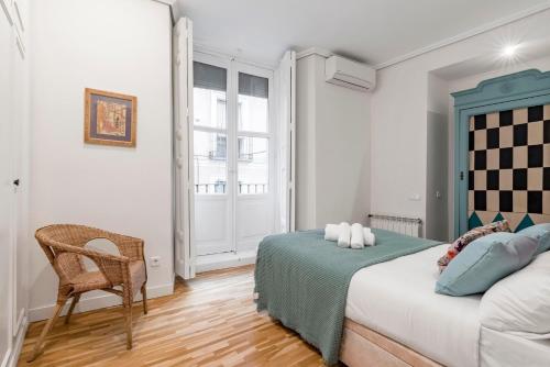 1 dormitorio con 1 cama, 1 silla y 1 ventana en GuestReady - Trendy residence near Plaza Mayor, en Madrid