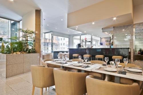 a dining room with a long table and chairs at Hotel Best Andorra Center in Andorra la Vella