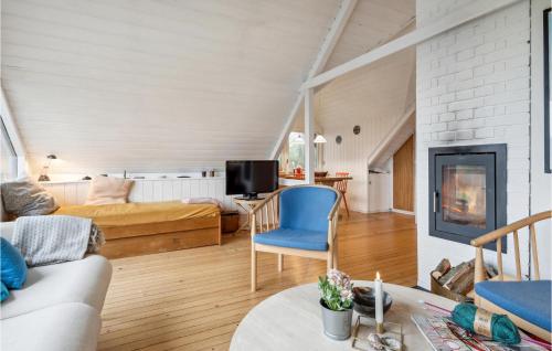 een woonkamer met een bank en een bed bij Beautiful Home In Knebel With House Sea View in Ørby