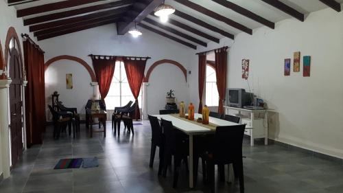 a kitchen and dining room with a table and chairs at Cabañita Villa Bella Tarija in Tarija