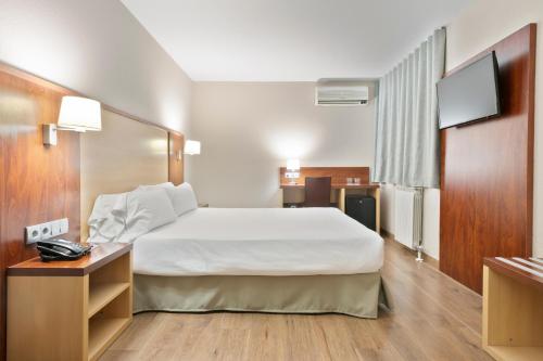  Hotel Best Andorra Center -  Room  picture :   Bath    Safety deposit box    TV                           