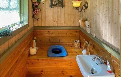 A bathroom at Awesome Home In Glava With Sauna