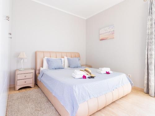 een witte slaapkamer met een groot bed met blauwe lakens bij Villa de lujo con piscina privada en Costa Adeje in Adeje