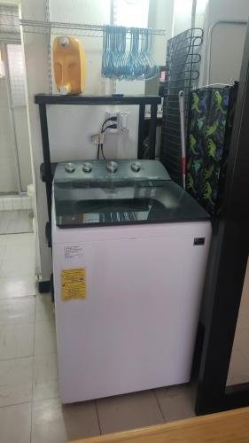 einen kleinen weißen Kühlschrank mit Waschbecken im Zimmer in der Unterkunft Cómoda y tranquila recámara cerca de Aeropuerto Benito J baño compartido in Mexiko-Stadt