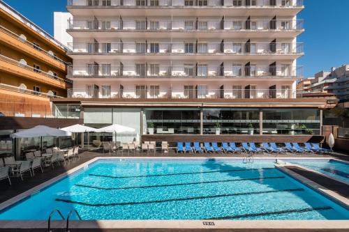 a large swimming pool in front of a tall building at ALEGRIA Mariner in Lloret de Mar