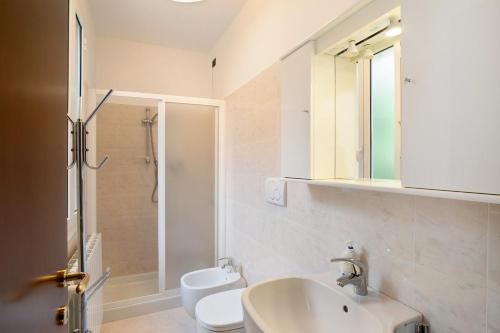 een badkamer met een wastafel, een toilet en een douche bij Appartamento Vallebona in Seborga