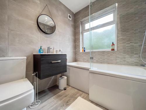 a bathroom with a tub and a toilet and a sink at Sheldon House NEC, BHX, jlr perfect for contractors in Birmingham