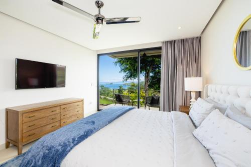ein Schlafzimmer mit einem großen Bett und einem TV in der Unterkunft Pacifico 13 - Casa Napoleon in Coco