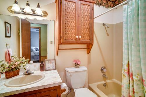 y baño con aseo, lavabo y bañera. en Charming Lake Charles Home with Patio and Grill en Lake Charles