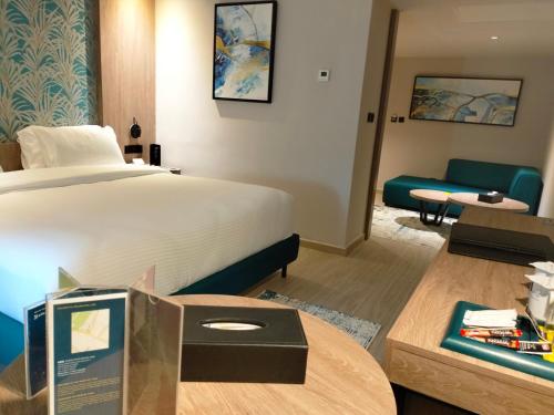 Postel nebo postele na pokoji v ubytování Golden Tulip El Mechtel