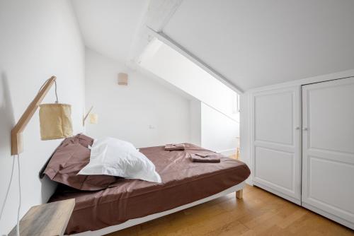 Postel nebo postele na pokoji v ubytování Charmand duplex avec vue sur la cité & les toits