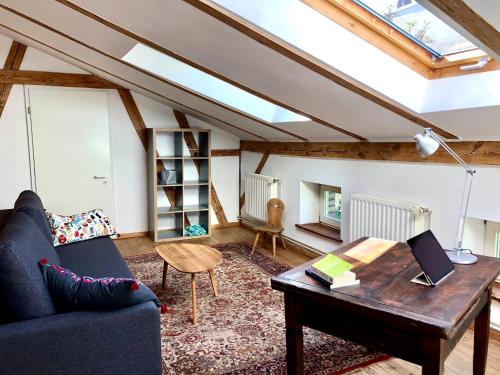 een woonkamer met een blauwe bank en een tafel bij Finca in Brandenburg Ferienhaus mit Sauna in Baruth