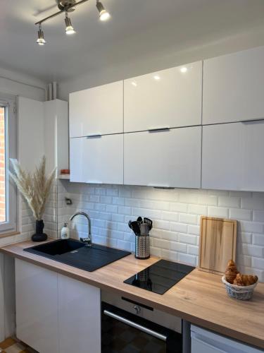 Dapur atau dapur kecil di Le cosy Versaillais