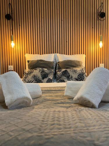 Ένα ή περισσότερα κρεβάτια σε δωμάτιο στο Le cosy Versaillais