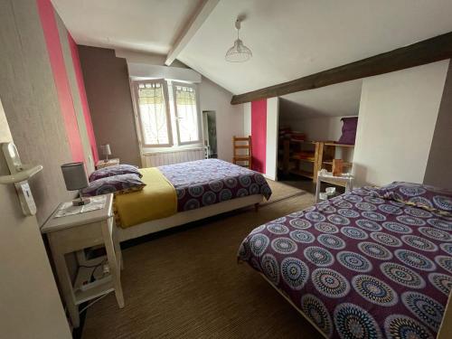 Habitación de hotel con 2 camas y ventana en La Chambre Du Voyageur, en Soustons