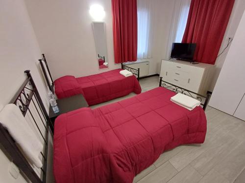 a hotel room with two beds and a television at Arneroni in Codognè