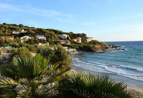 vistas a una playa con casas y al océano en Petit paradis Portissol 400m plage/commerces, en Sanary-sur-Mer